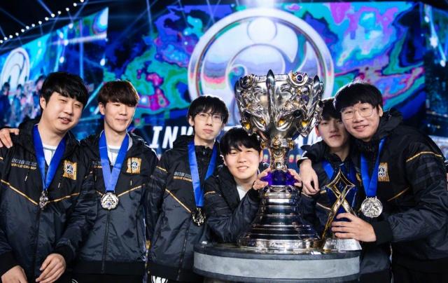 恩怨已久！国米河床赛后邓弗里斯和阿库尼亚发生冲突 甚至延续到更衣室通道